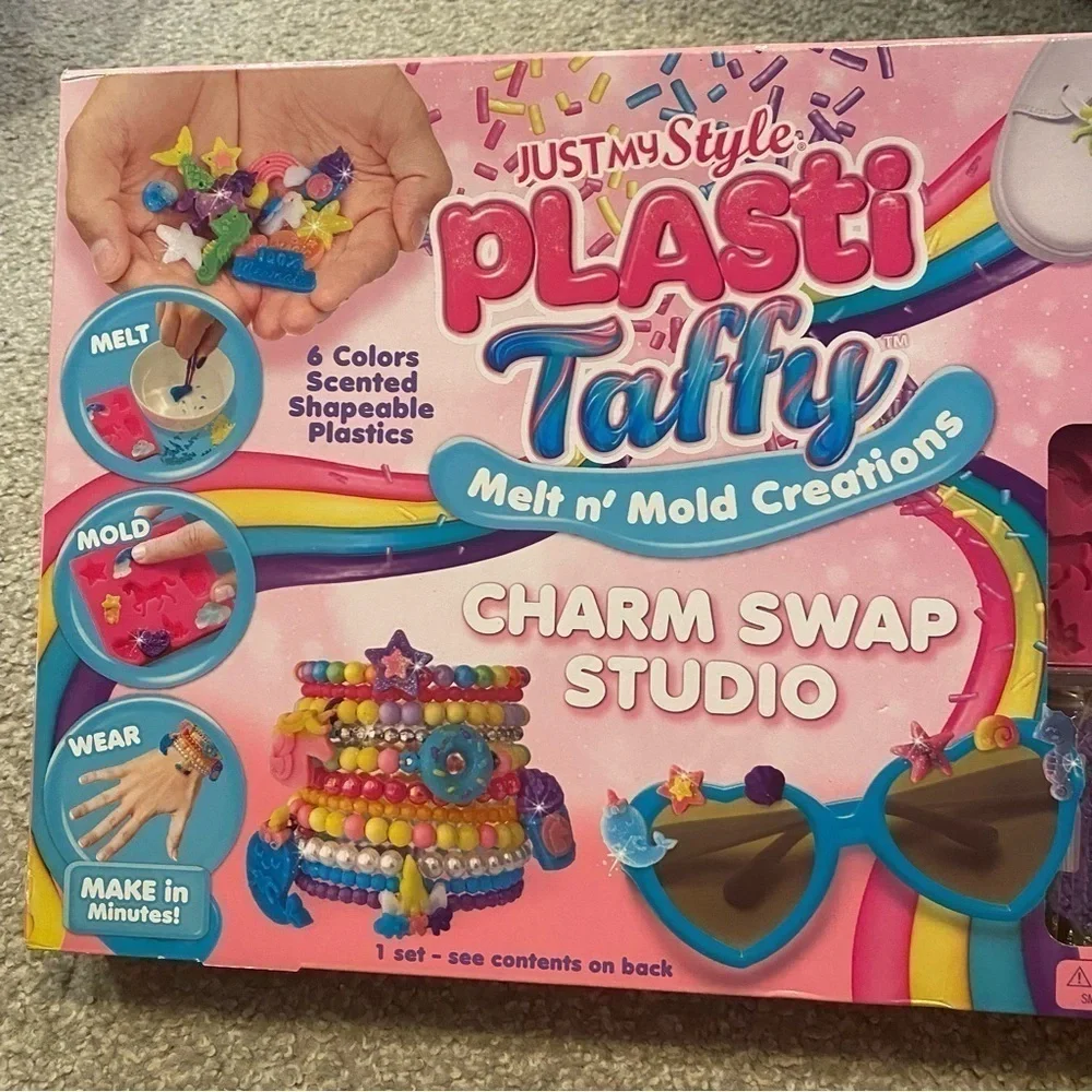 Plasti Taffy Melt n’ Mold Creations Charm Swap Studio NEW Craft